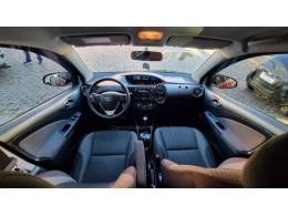 TOYOTA - ETIOS - 2017/2018 - Vermelha - R$ 62.900,00