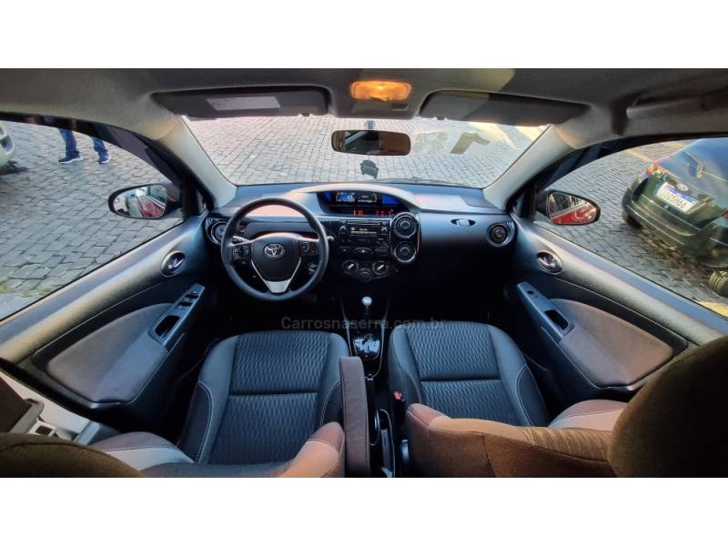 TOYOTA - ETIOS - 2017/2018 - Vermelha - R$ 62.900,00