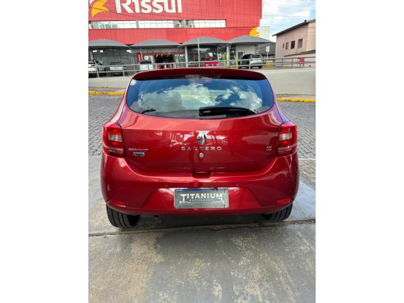 RENAULT - SANDERO - 2016/2017 - Vermelha - R$ 45.900,00