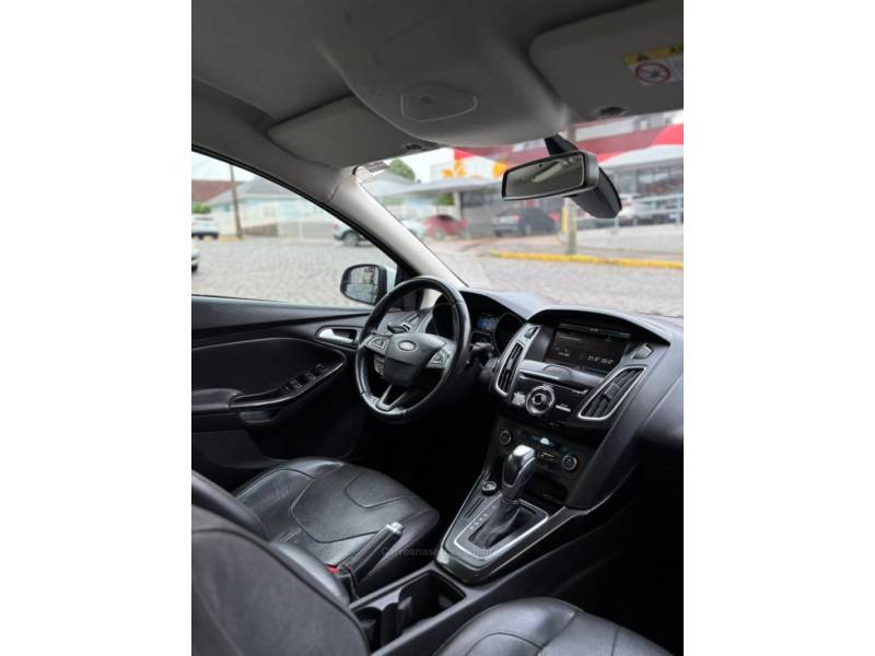 FORD - FOCUS - 2015/2016 - Branca - R$ 67.900,00