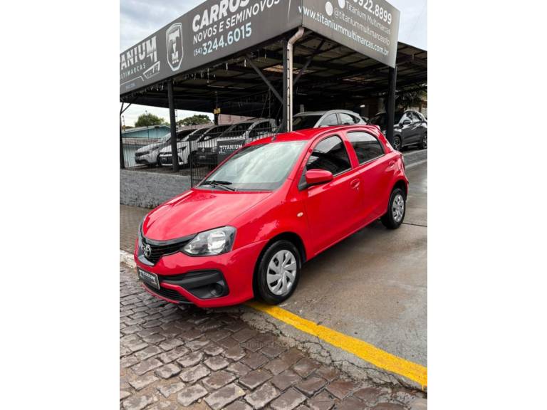 TOYOTA - ETIOS - 2018/2019 - Vermelha - R$ 59.900,00