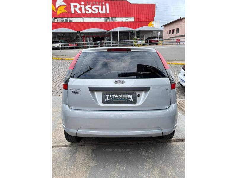 FORD - FIESTA - 2010/2011 - Prata - R$ 36.900,00