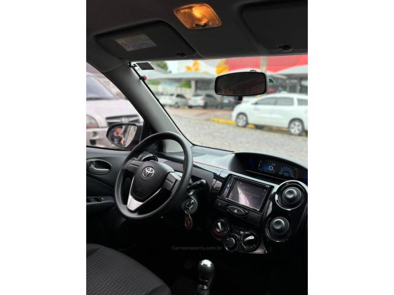 TOYOTA - ETIOS - 2018/2019 - Vermelha - R$ 59.900,00