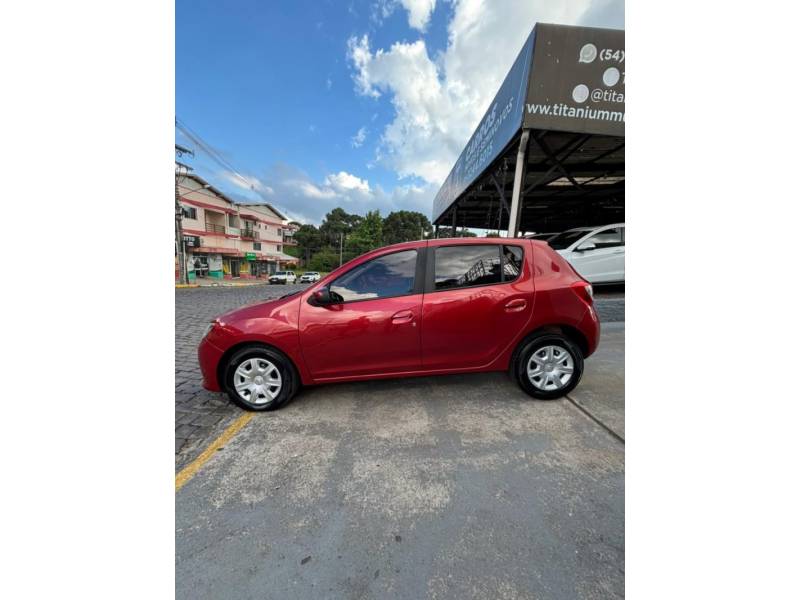 RENAULT - SANDERO - 2016/2017 - Vermelha - R$ 45.900,00