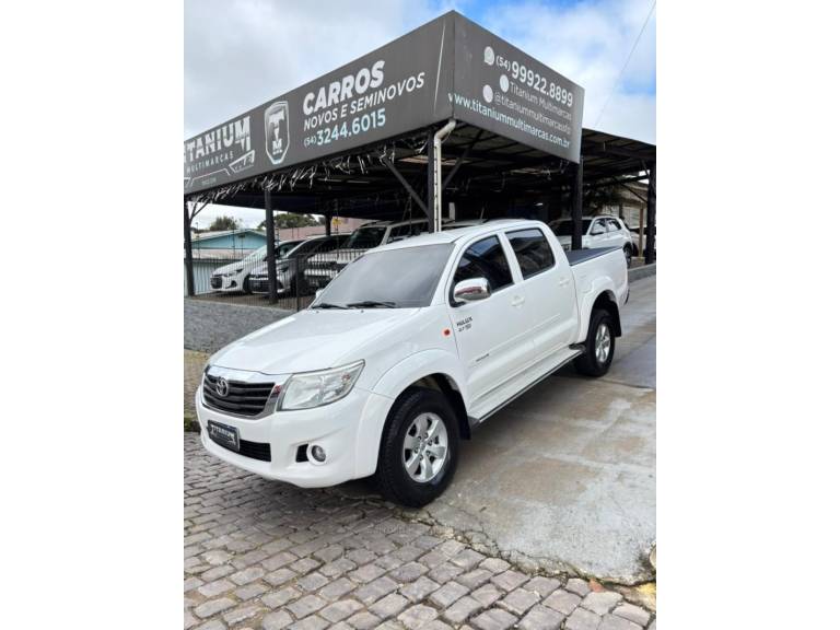 TOYOTA - HILUX - 2014/2015 - Branca - R$ 118.900,00