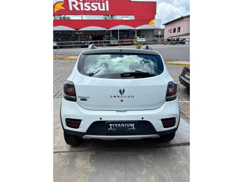 RENAULT - SANDERO - 2017/2018 - Branca - R$ 57.900,00