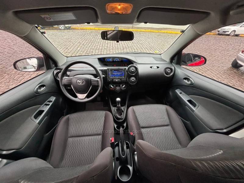 TOYOTA - ETIOS - 2018/2019 - Vermelha - R$ 59.900,00