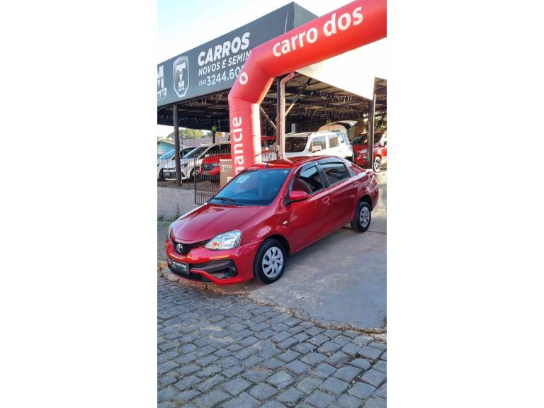 TOYOTA - ETIOS - 2017/2018 - Vermelha - R$ 62.900,00