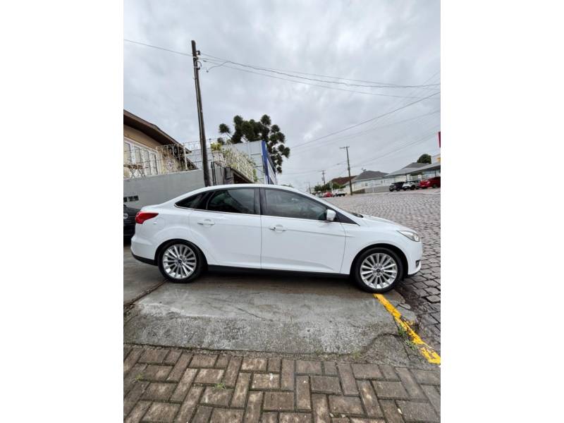 FORD - FOCUS - 2015/2016 - Branca - R$ 67.900,00