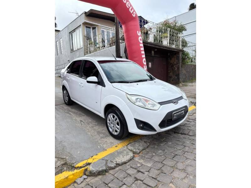 FORD - FIESTA - 2013/2014 - Branca - R$ 39.900,00