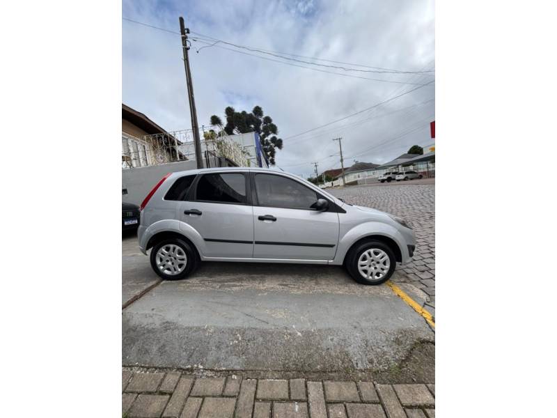 FORD - FIESTA - 2010/2011 - Prata - R$ 36.900,00