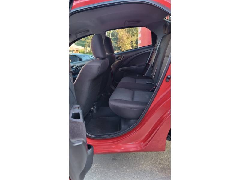 TOYOTA - ETIOS - 2017/2018 - Vermelha - R$ 62.900,00