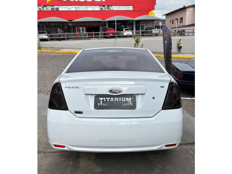FORD - FIESTA - 2013/2014 - Branca - R$ 39.900,00