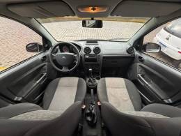 FORD - FIESTA - 2010/2011 - Prata - R$ 36.900,00