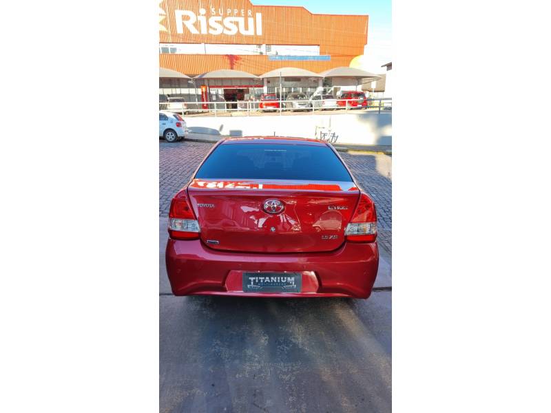 TOYOTA - ETIOS - 2017/2018 - Vermelha - R$ 62.900,00